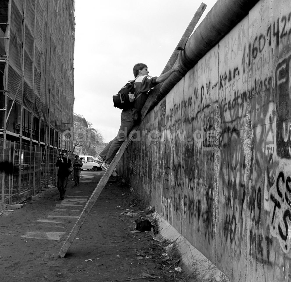 DDR-Bildarchiv: Berlin - Mitte - Mauerspechte an der Berliner Mauer in Berlin - Mitte