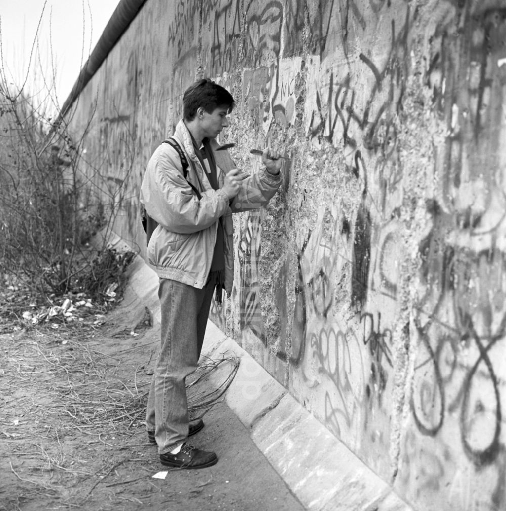 DDR-Fotoarchiv: Berlin - Mauerspechte nahe dem Brandenburger Tor in Berlin 1989