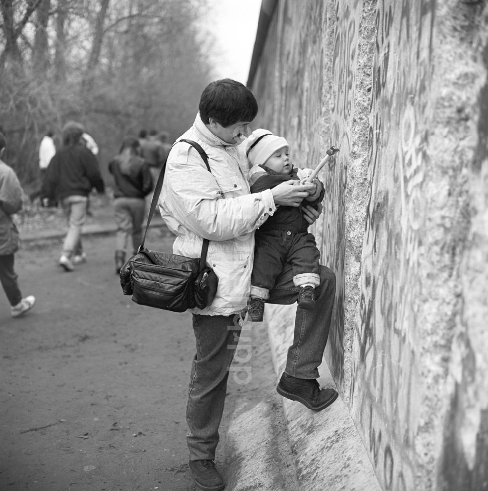 DDR-Bildarchiv: Berlin - Mauerspechte nahe dem Brandenburger Tor in Berlin 1989