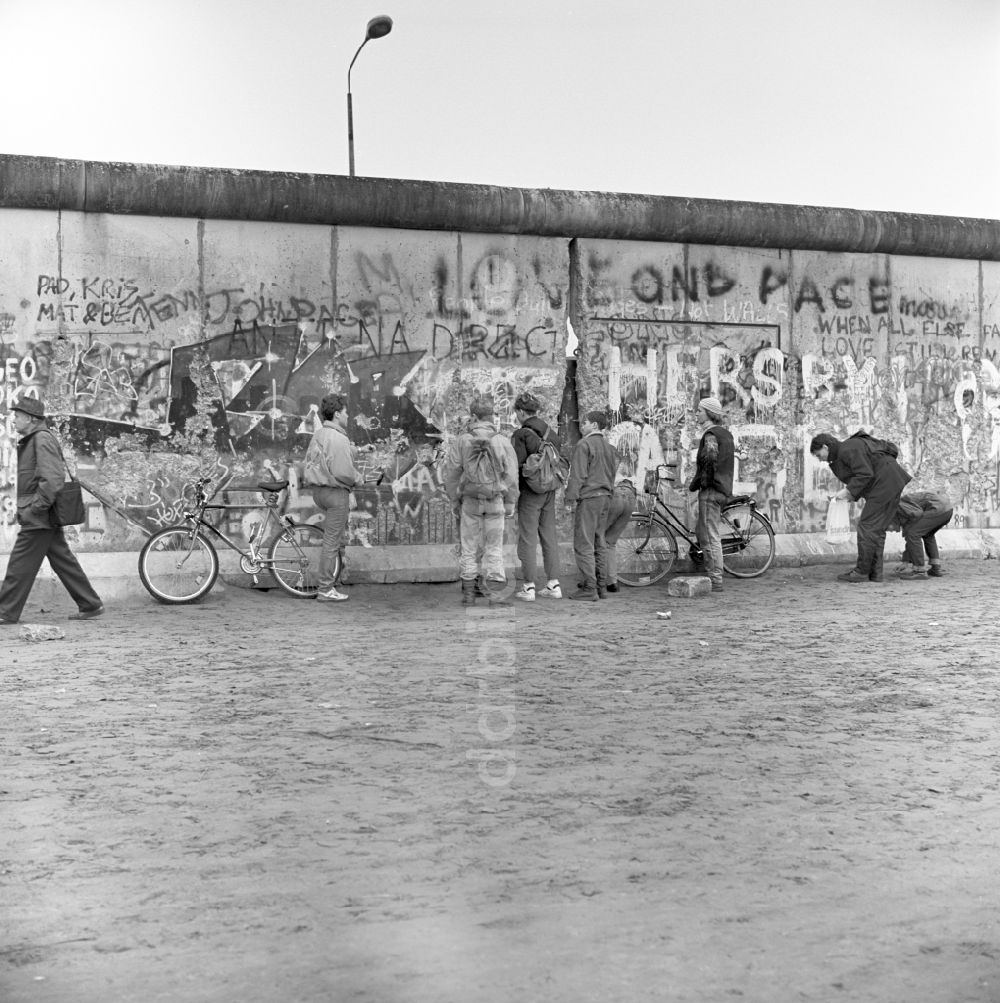 DDR-Bildarchiv: Berlin - Mauerspechte am Potsdamer Platz in Berlin 1989