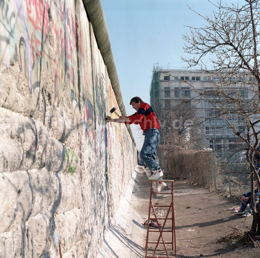 Berlin: Mauerspechte und Souveniersammler an der Berliner Mauer in Berlin