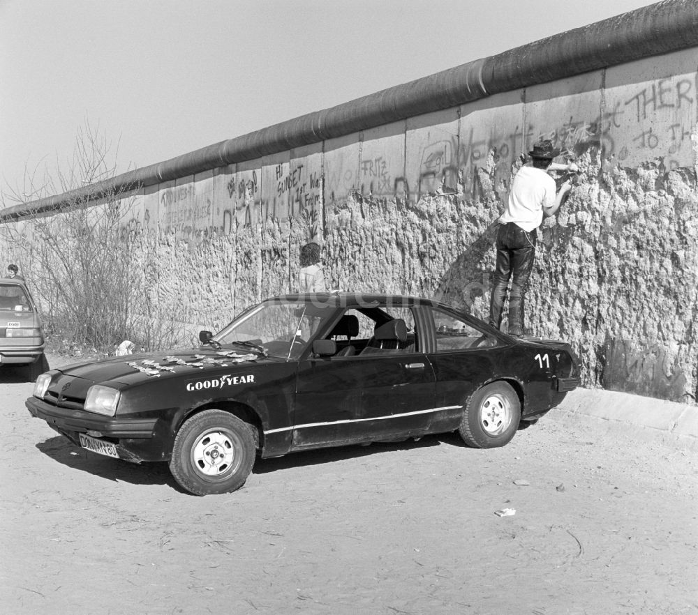 DDR-Bildarchiv: Berlin - Mauerspechte und Souveniersammler an der Berliner Mauer in Berlin