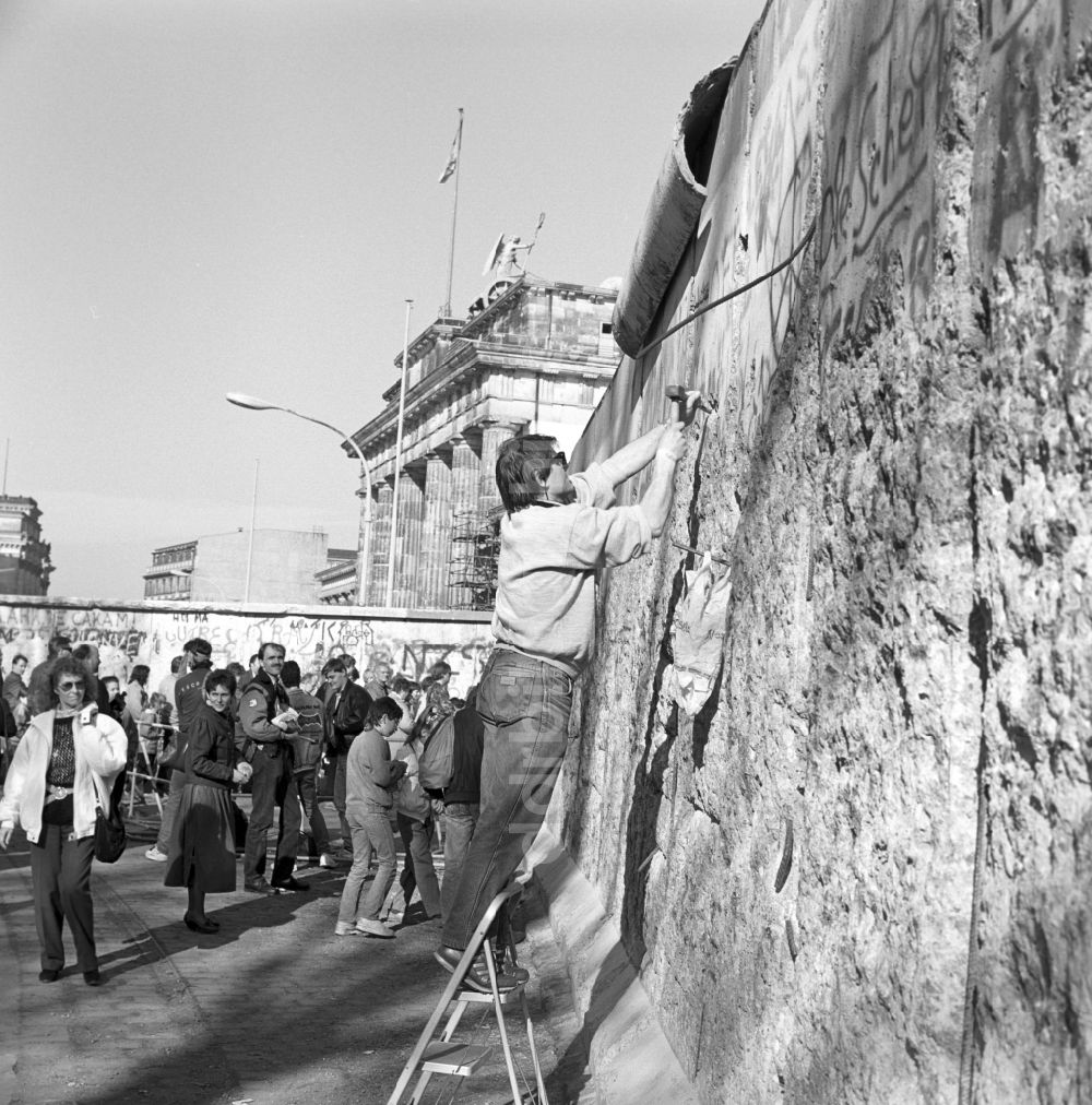 DDR-Bildarchiv: Berlin - Mauerspechte und Souveniersammler an der Berliner Mauer am Brandenburger Tor in Berlin