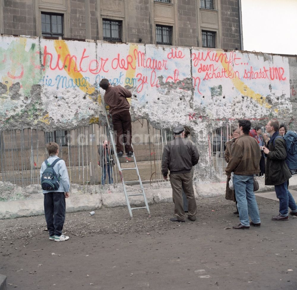DDR-Bildarchiv: Berlin - Mauerspechte und Souveniersammler an der Berliner Mauer am Reichstagsgebäude in Berlin