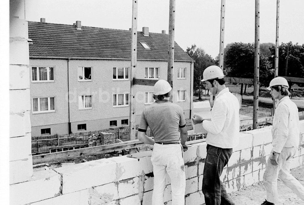 DDR-Bildarchiv: Seelow - Maurer bei der Arbeit in Seelow im heutigen Bundesland Brandenburg