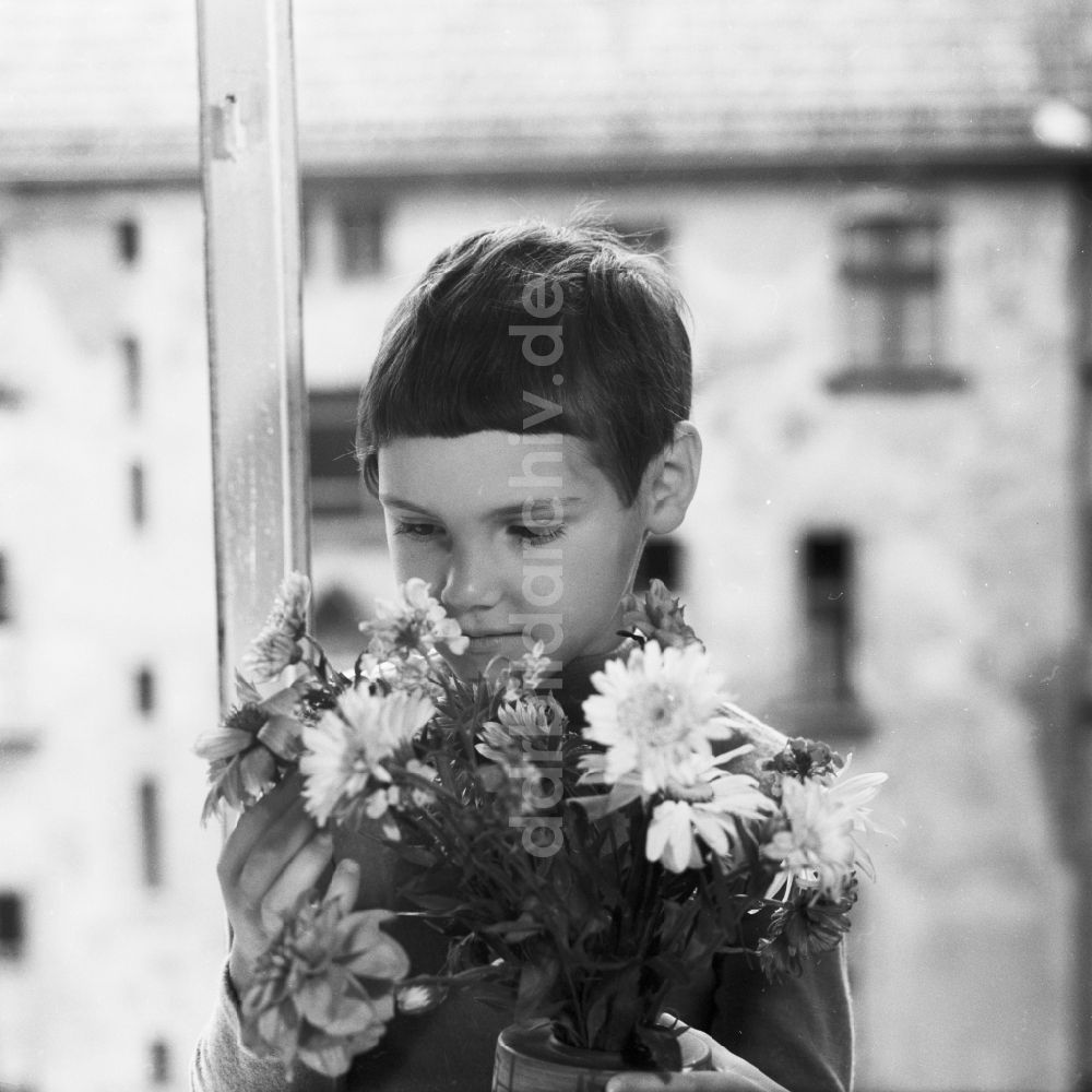 DDR-Fotoarchiv: Berlin - Mädchen mit einem Blumenstrauß in Berlin