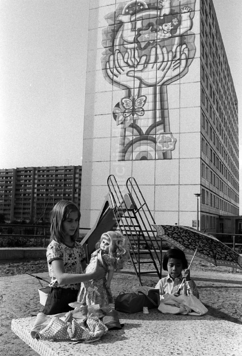 DDR-Fotoarchiv: Berlin - Mädchen auf einem Spielplatz in Berlin