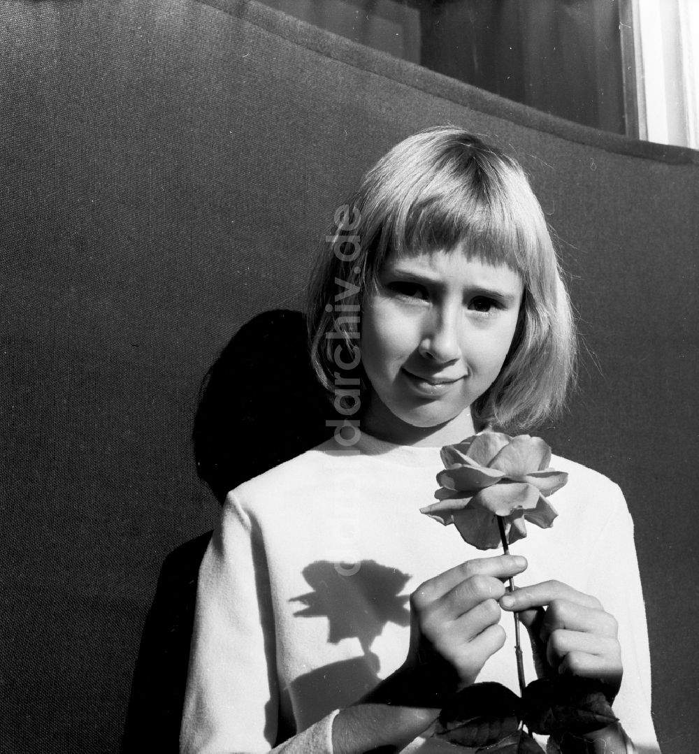 DDR-Bildarchiv: Berlin - Mädchen mit einer Rose in der Hand in Berlin, der ehemaligen Hauptstadt der DDR, Deutsche Demokratische Republik