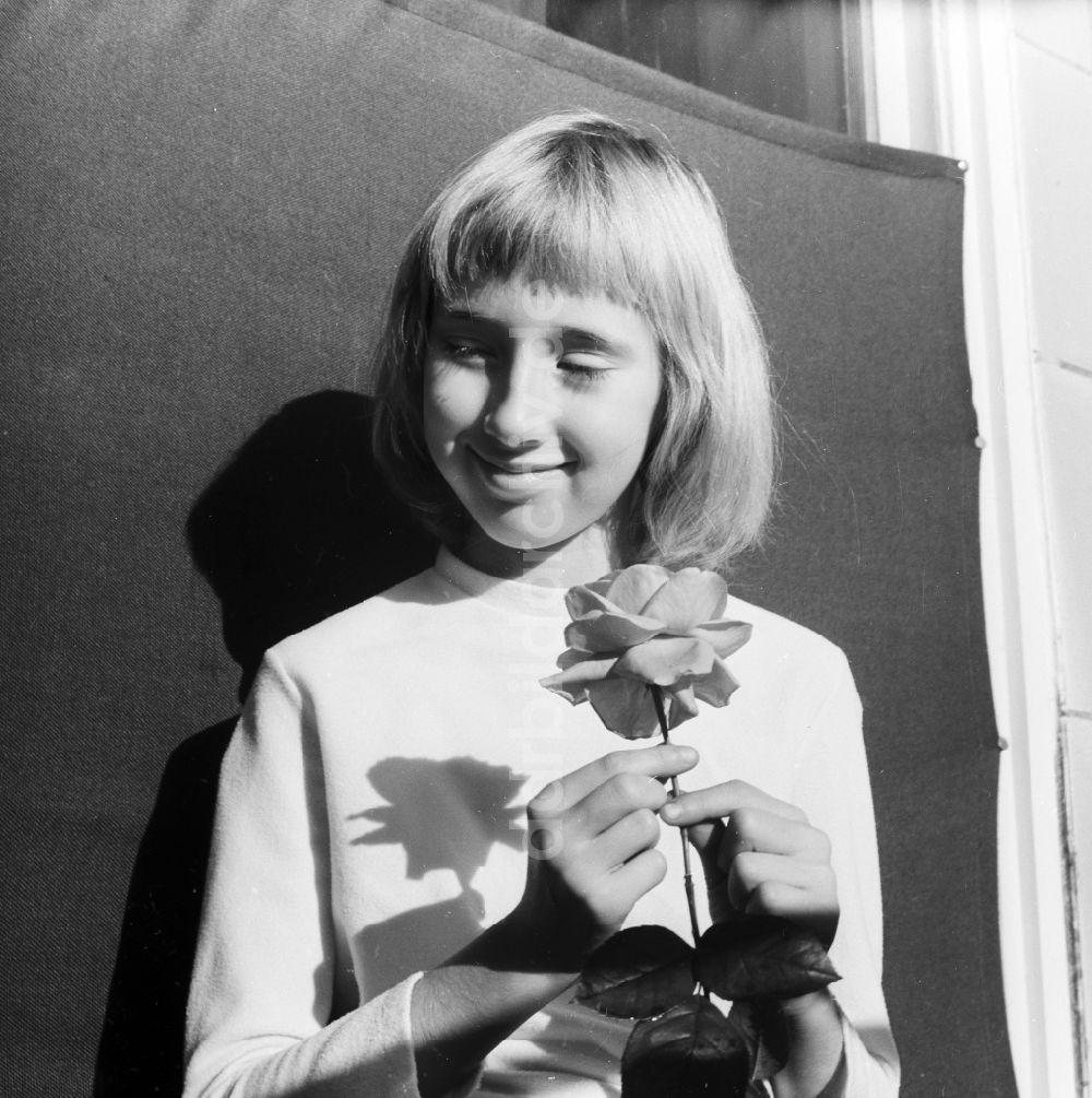 DDR-Fotoarchiv: Berlin - Mädchen mit einer Rose in der Hand in Berlin, der ehemaligen Hauptstadt der DDR, Deutsche Demokratische Republik