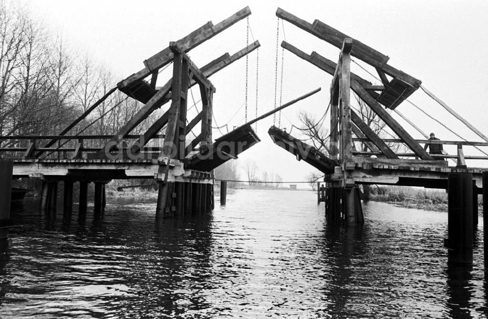 DDR-Fotoarchiv: Mecklenburg-Vorpommern - Mecklenburg Brücke 21.12.90 Foto: ND/Lange Umschlagnummer: 1566