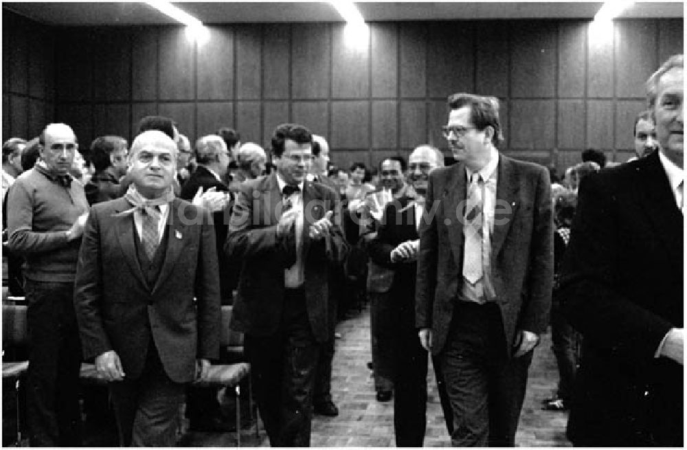 DDR-Bildarchiv: Berlin - 20.04.1986 Meeting mit Gastrednern des 11. Pareitages in der Kre