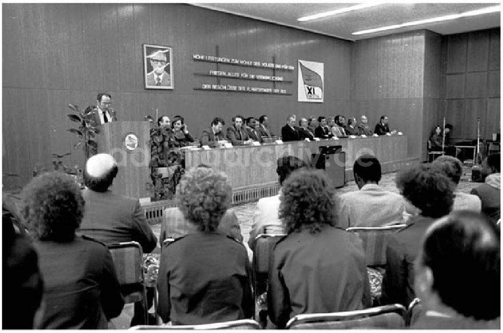 DDR-Fotoarchiv: Berlin - 20.04.1986 Meeting mit Gastrednern des 11. Pareitages in der Kre