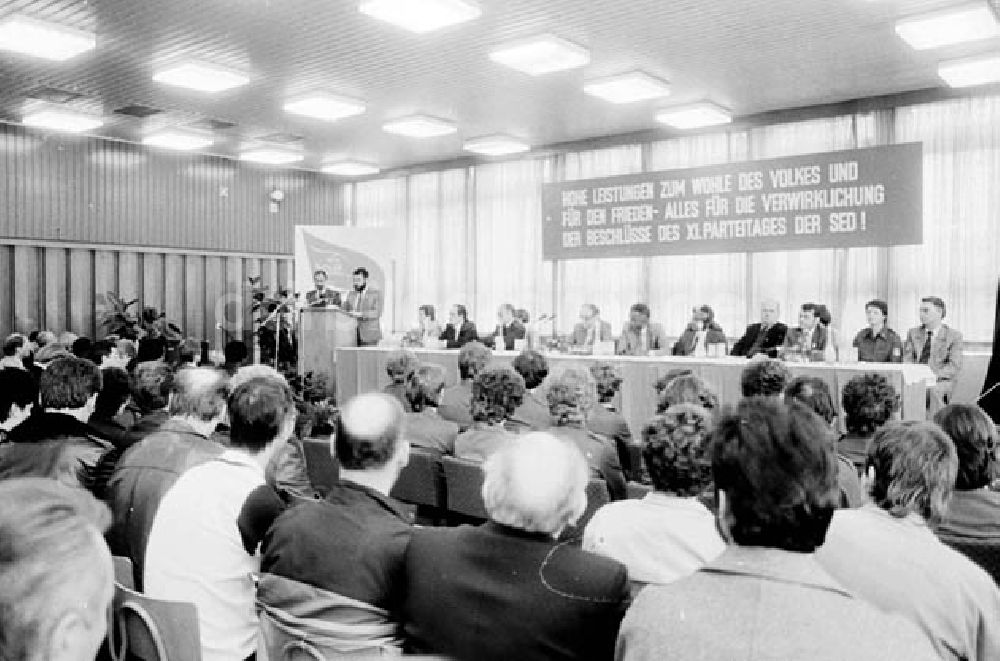 DDR-Fotoarchiv: Ludwigsfelde - 08.04.1986 Meeting in Ludwigsfelde mit Delegation Ghana, Malta,