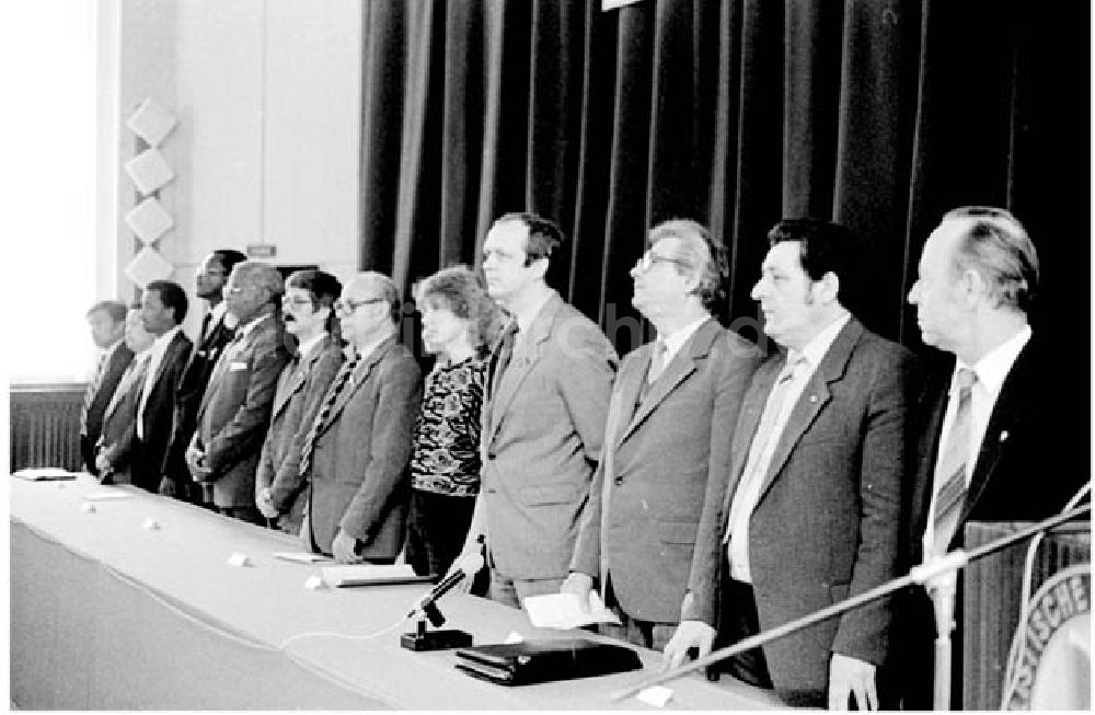 DDR-Bildarchiv: Fürstenwalde - 18.04.1986 Meeting im Reifenwerk Fürstenwalde mit Joachim Gomes