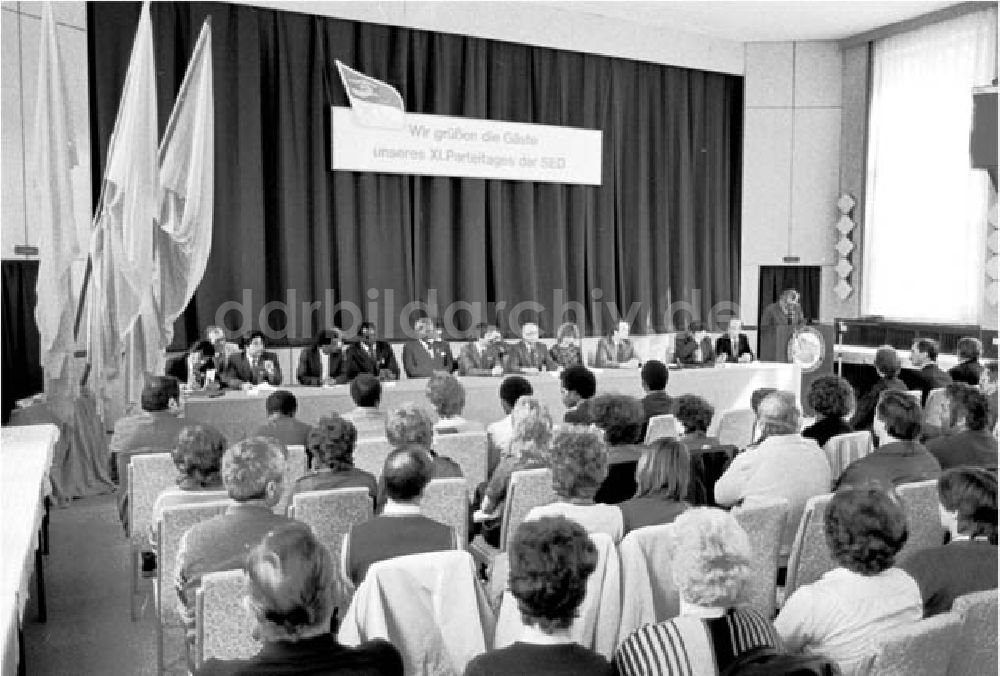 DDR-Fotoarchiv: Fürstenwalde - 18.04.1986 Meeting im Reifenwerk Fürstenwalde mit Joachim Gomes