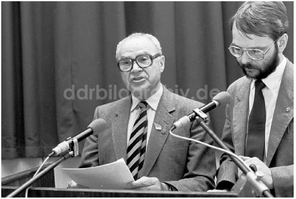 DDR-Bildarchiv: Fürstenwalde - 18.04.1986 Meeting im Reifenwerk Fürstenwalde mit Joachim Gomes