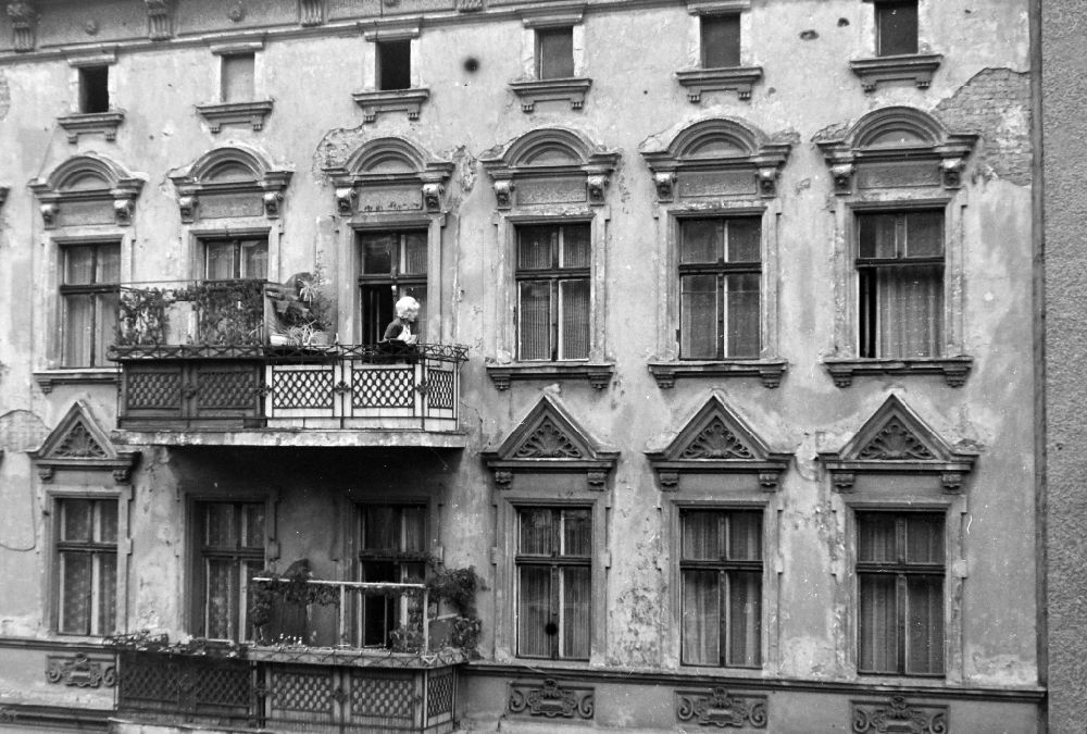 DDR-Fotoarchiv: Berlin - Mehrfamilienhaus mit Balkonen in Berlin in der DDR