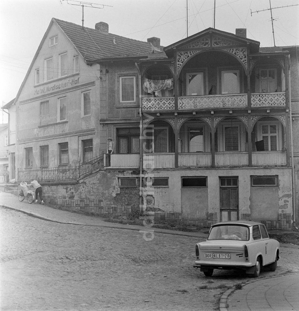 Sassnitz: Mehrfamilienhaus an der Hauptstraße in Sassnitz in Mecklenburg-Vorpommern in der DDR