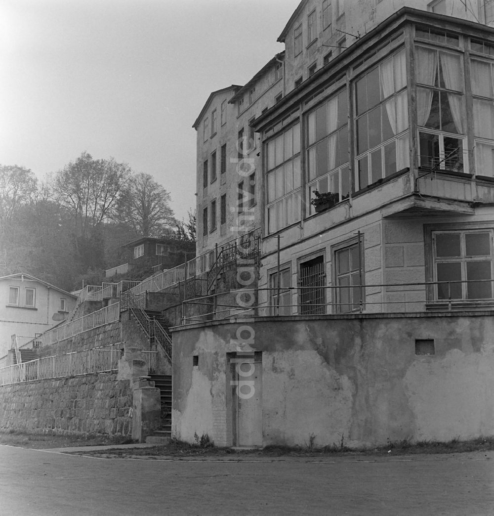 DDR-Bildarchiv: Sassnitz - Mehrfamilienhaus an der Hauptstraße in Sassnitz in Mecklenburg-Vorpommern in der DDR