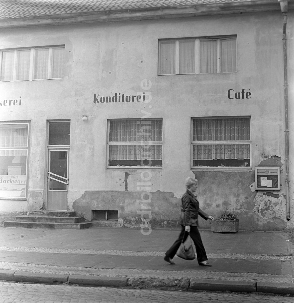DDR-Fotoarchiv: Sassnitz - Mehrfamilienhaus an der Hauptstraße in Sassnitz in Mecklenburg-Vorpommern in der DDR