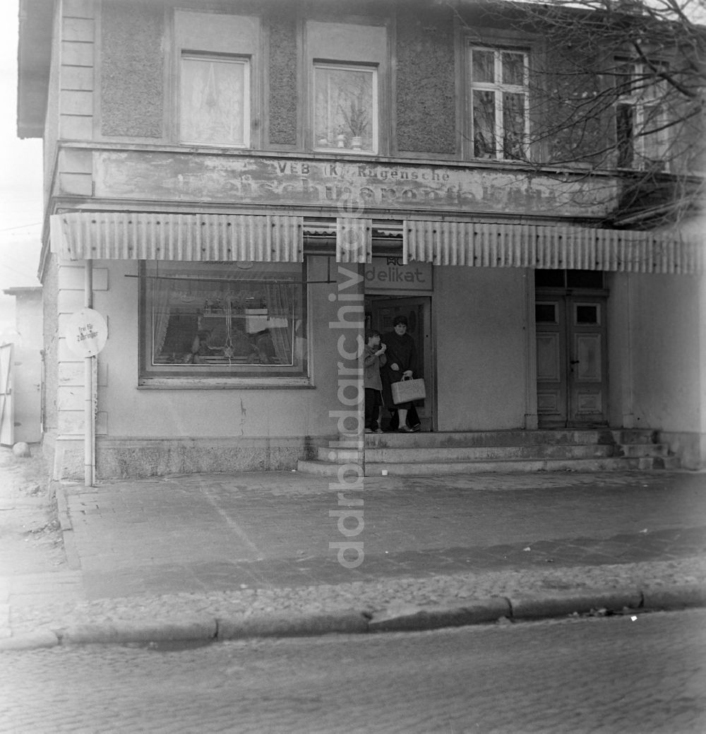 Sassnitz: Mehrfamilienhaus an der Hauptstraße in Sassnitz in Mecklenburg-Vorpommern in der DDR