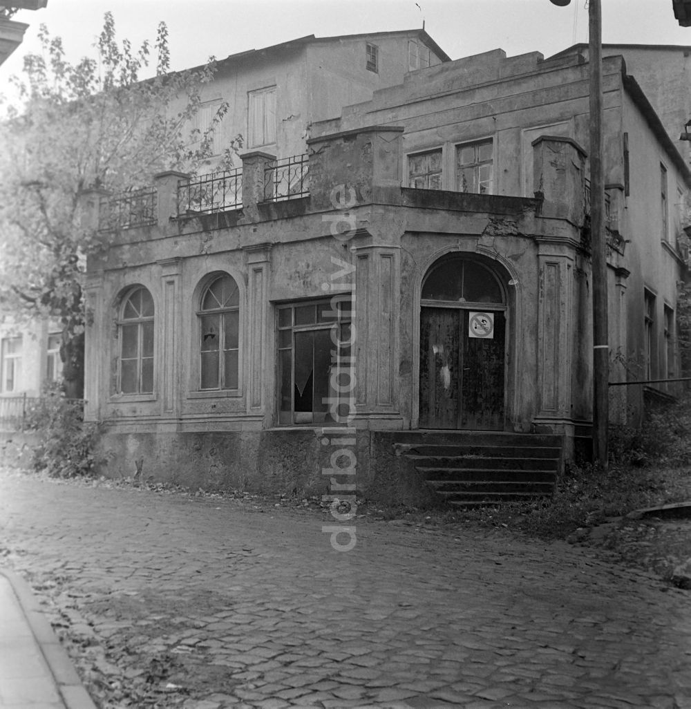 DDR-Bildarchiv: Sassnitz - Mehrfamilienhaus an der Hauptstraße in Sassnitz in Mecklenburg-Vorpommern in der DDR