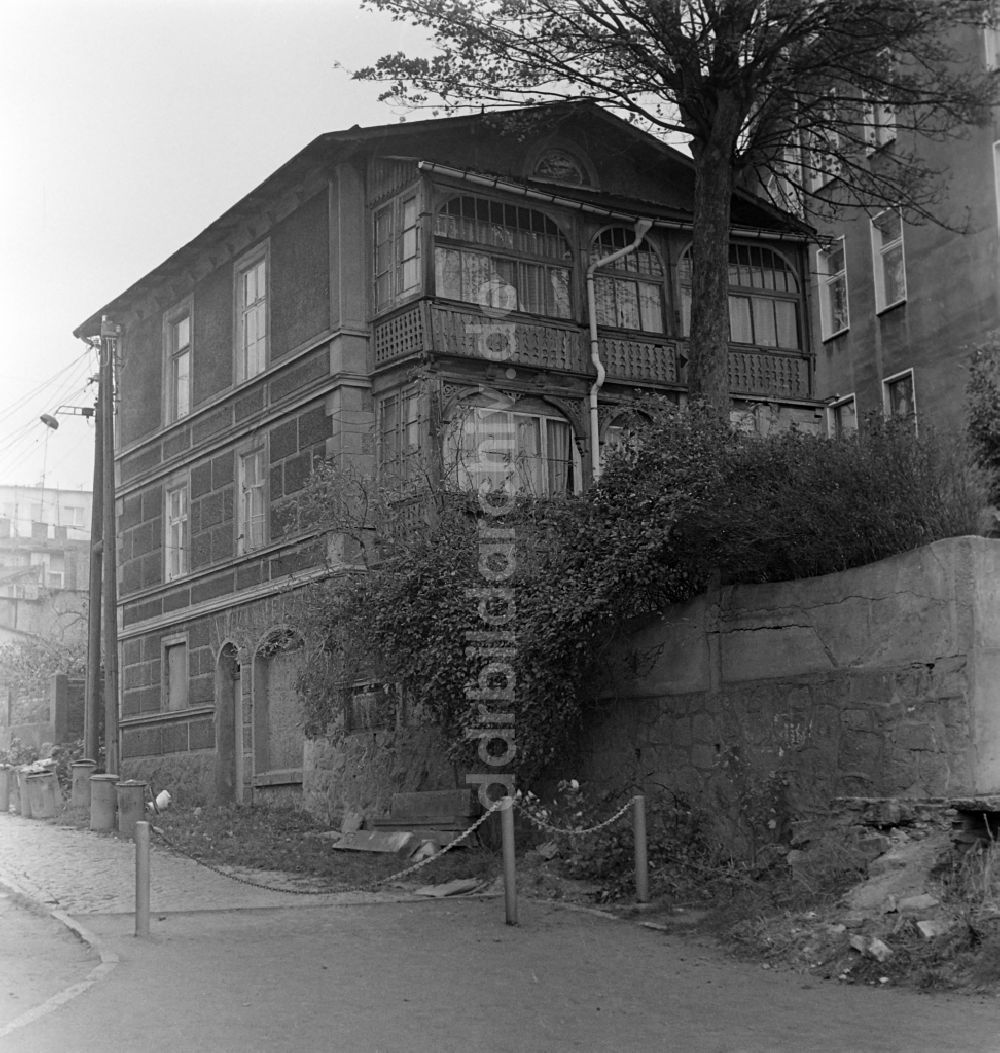 Sassnitz: Mehrfamilienhaus an der Hauptstraße in Sassnitz im Bundesland Mecklenburg-Vorpommern auf dem Gebiet der ehemaligen DDR, Deutsche Demokratische Republik