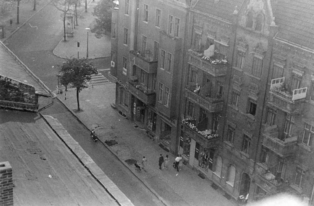 DDR-Fotoarchiv: Berlin - Mehrfamilienhaus im Ortsteil Pankow in Berlin in der DDR