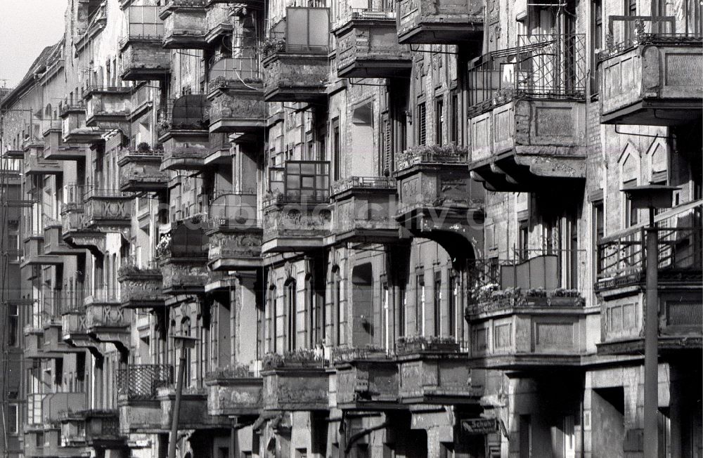 DDR-Fotoarchiv: Berlin - Mehrfamilienhaus mit verfallenden und sanierungsbedürftigen Balkonen im Gleimviertel in Berlin in der DDR