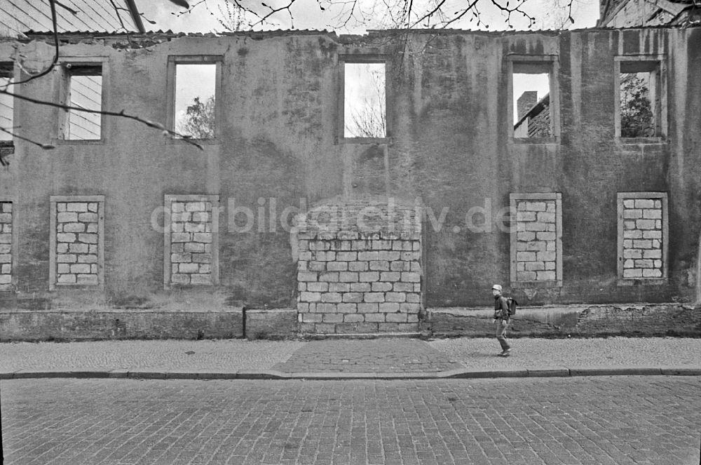 DDR-Fotoarchiv: Halberstadt - Mehrfamilienhausruine mit Fassadenresten in Halberstadt in der DDR