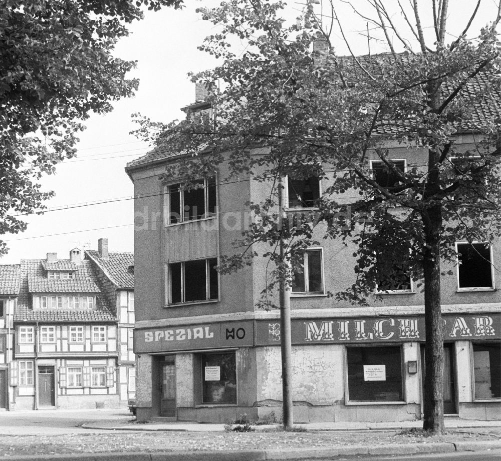 Halberstadt: Mehrfamilienhausruine am Johannesbrunnen in Halberstadt in Sachsen-Anhalt in der DDR
