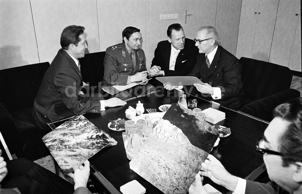 Berlin: Meinungsaustausch zwischen Erich Honecker und Waleri Bykowski und Wladimir Axjonow in Berlin, der ehemaligen Hauptstadt der DDR, Deutsche Demokratische Republik