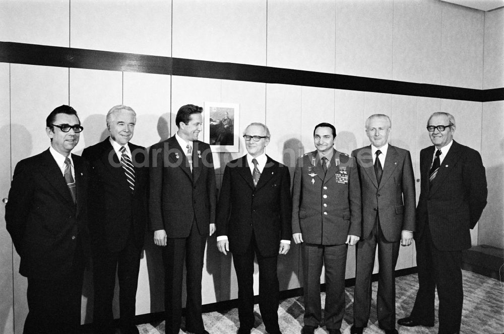 Berlin: Meinungsaustausch zwischen Erich Honecker und Waleri Bykowski und Wladimir Axjonow in Berlin, der ehemaligen Hauptstadt der DDR, Deutsche Demokratische Republik