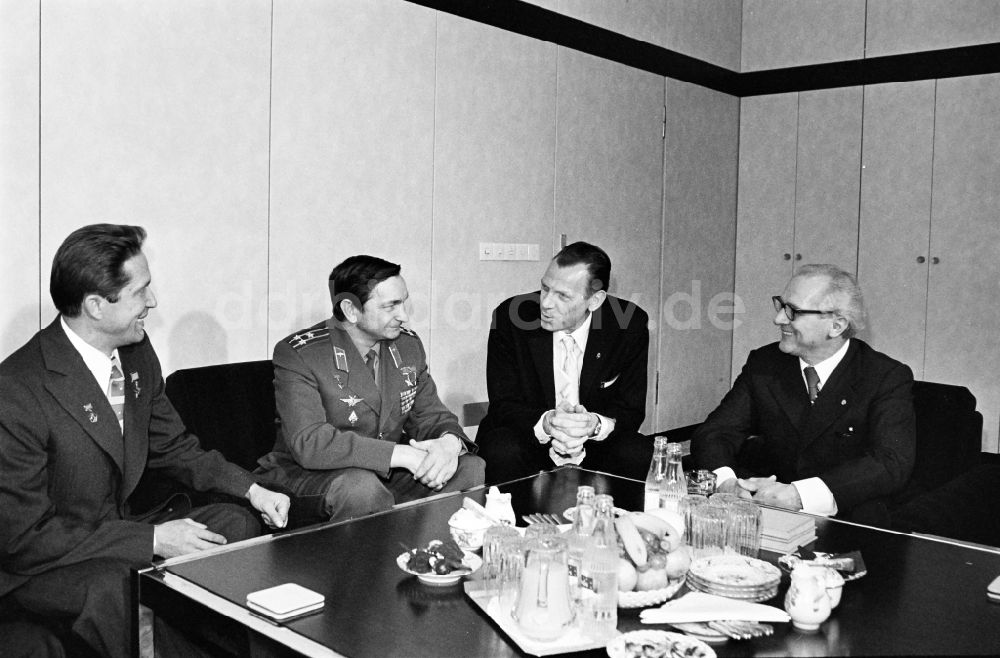 DDR-Fotoarchiv: Berlin - Meinungsaustausch zwischen Erich Honecker und Waleri Bykowski und Wladimir Axjonow in Berlin, der ehemaligen Hauptstadt der DDR, Deutsche Demokratische Republik