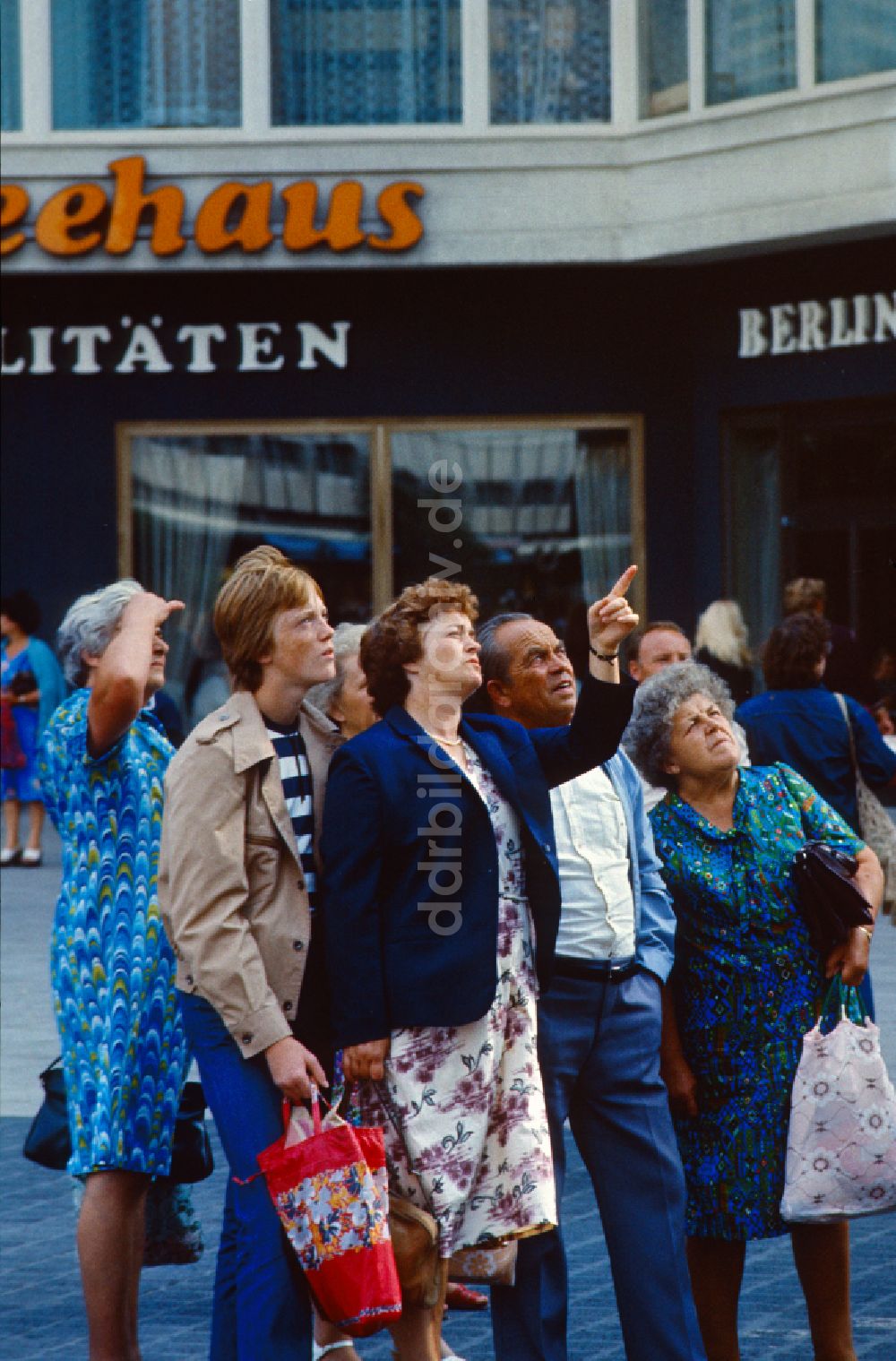 DDR-Fotoarchiv: Berlin - Menschen auf dem Alexanderplatz in Berlin in der DDR
