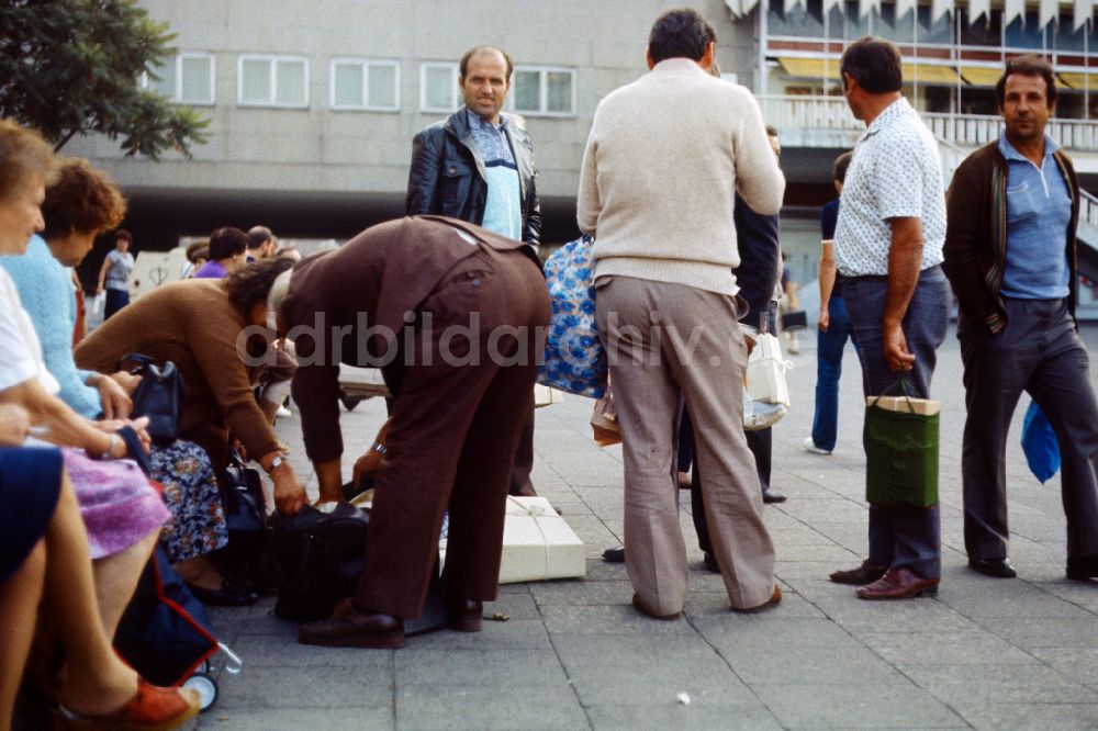 Berlin: Menschen auf dem Alexanderplatz in Berlin in der DDR