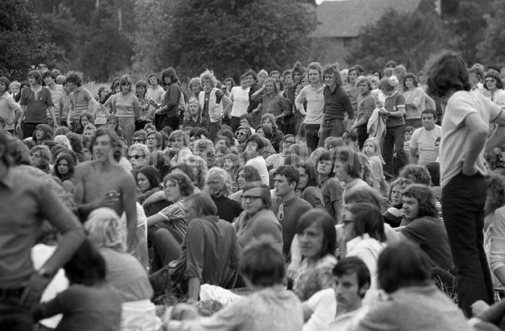 DDR-Fotoarchiv: Wanzleben-Börde - Menschen auf einem Open-Air Konzert der Puhdys in Wanzleben-Börde in der DDR