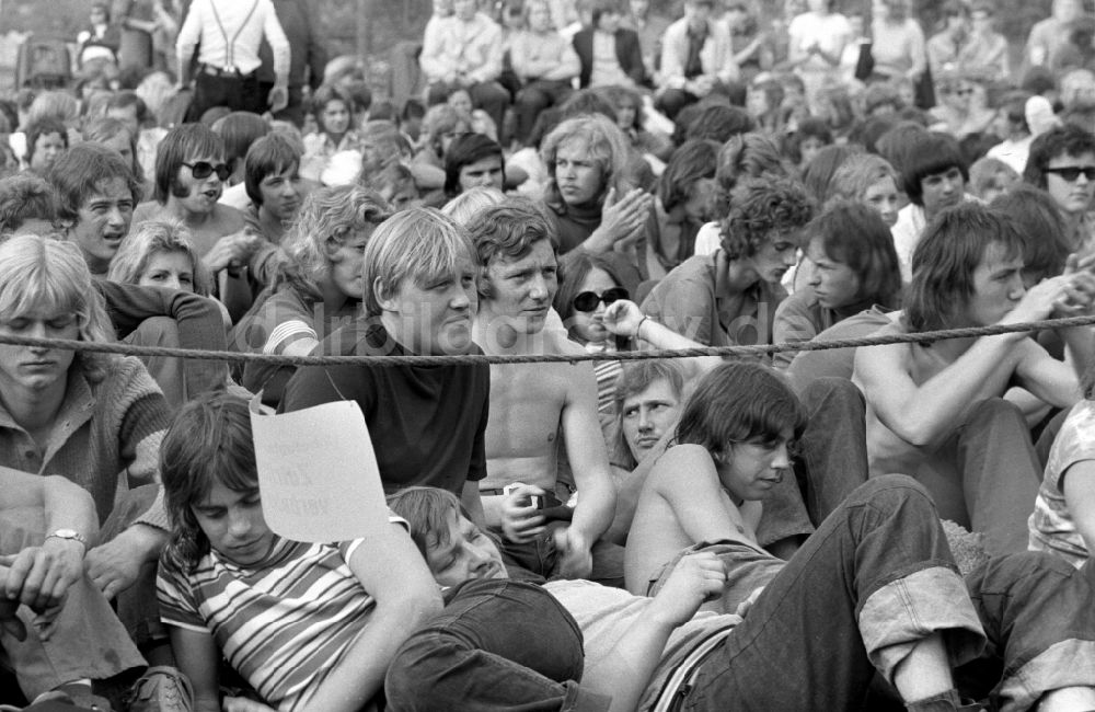 Wanzleben-Börde: Menschen auf einem Open-Air Konzert der Puhdys in Wanzleben-Börde in der DDR
