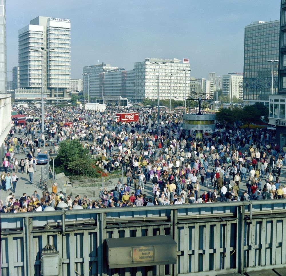 DDR-Fotoarchiv: Berlin - Menschen feiern den Tag der Deutschen Einheit in Berlin - Mitte