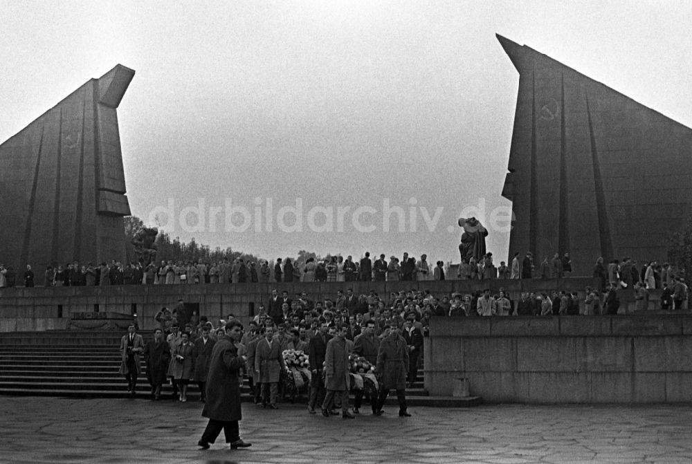 Berlin: Menschen gedenken dem Tag der Befreiung am Sowjetischen Ehrenmal im Treptower Park in Berlin auf dem Gebiet in der DDR