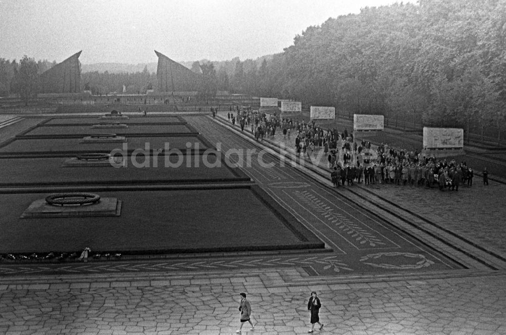DDR-Bildarchiv: Berlin - Menschen gedenken dem Tag der Befreiung am Sowjetischen Ehrenmal im Treptower Park in Berlin auf dem Gebiet in der DDR