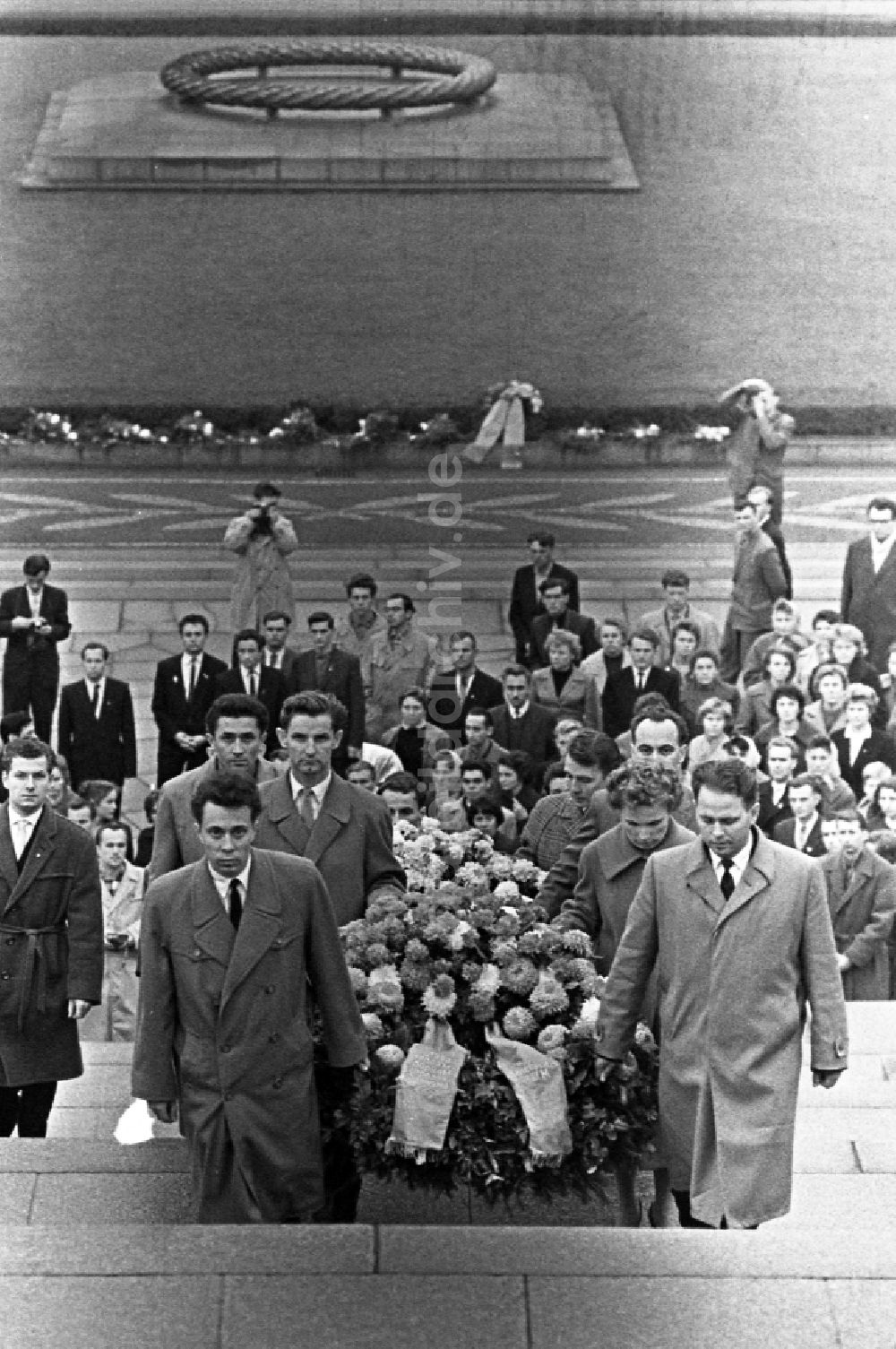 Berlin: Menschen gedenken dem Tag der Befreiung am Sowjetischen Ehrenmal im Treptower Park in Berlin auf dem Gebiet in der DDR