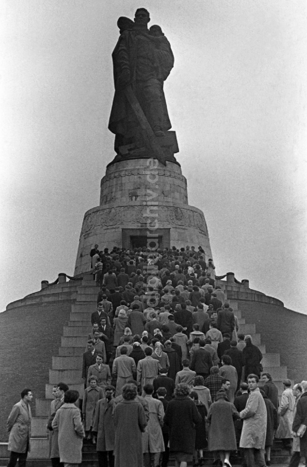 DDR-Fotoarchiv: Berlin - Menschen gedenken dem Tag der Befreiung am Sowjetischen Ehrenmal im Treptower Park in Berlin auf dem Gebiet in der DDR