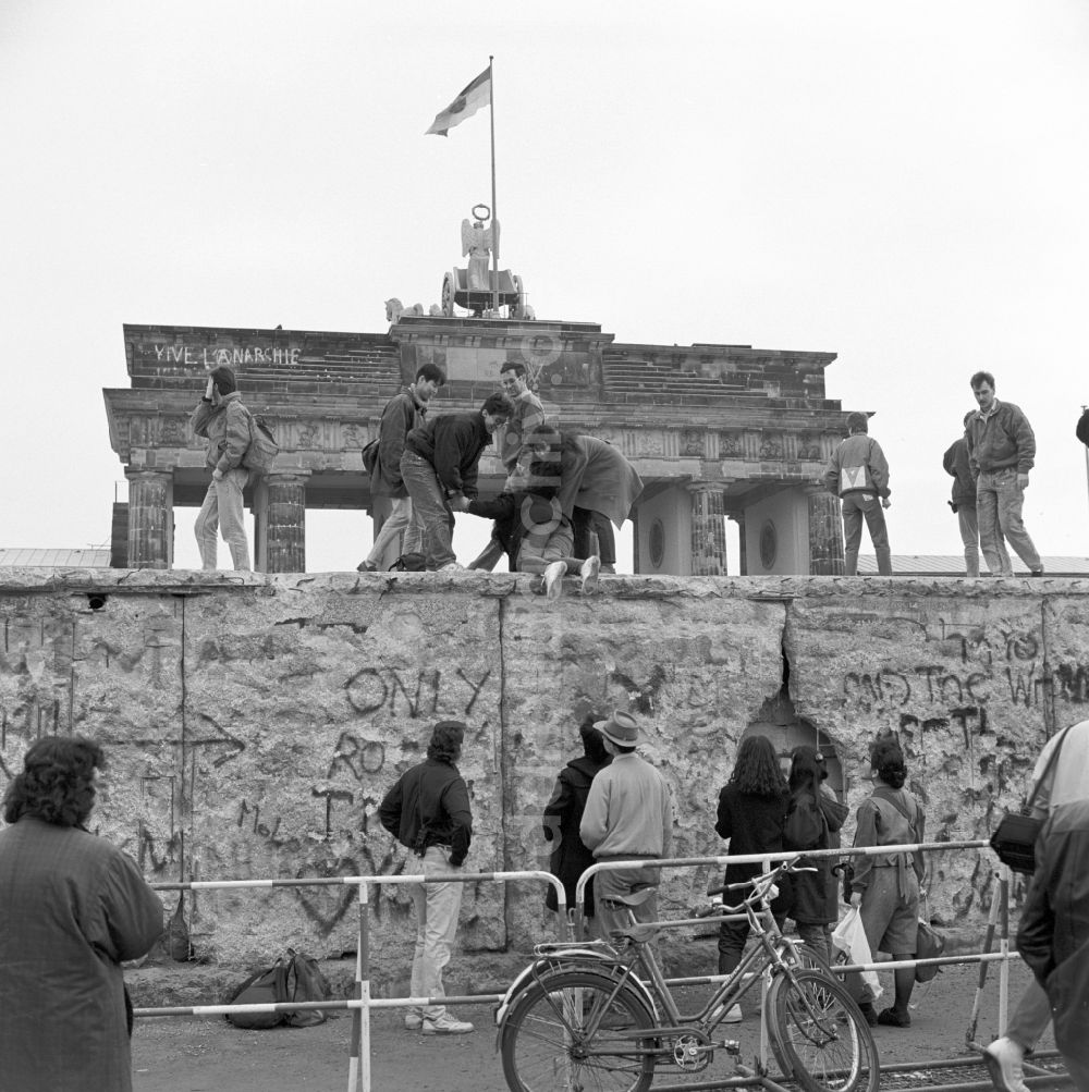DDR-Fotoarchiv: Berlin - Menschen klettern auf die Mauer am Brandenburger Tor in Berlin