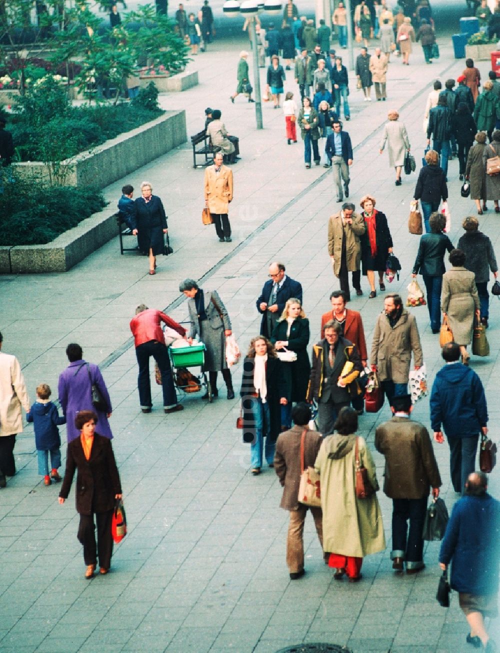DDR-Fotoarchiv: Berlin - Menschen auf der Rathauspassage, Alexpassage am Alexanderplatz in Berlin