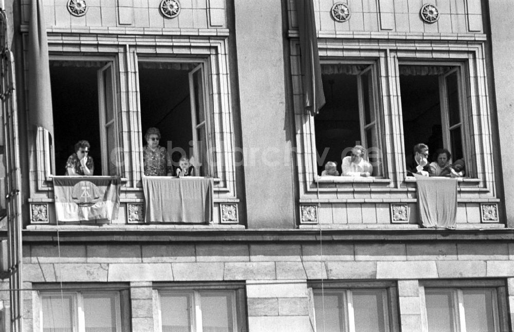 DDR-Bildarchiv: Magdeburg - Menschen schauen aus dem Fenster ihrer Wohnung in Magdeburg