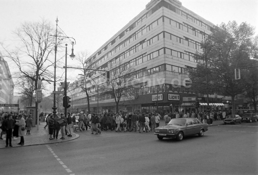 DDR-Fotoarchiv: Berlin - Menschen aus West und Ost kurz nach der Wende in Westberlin