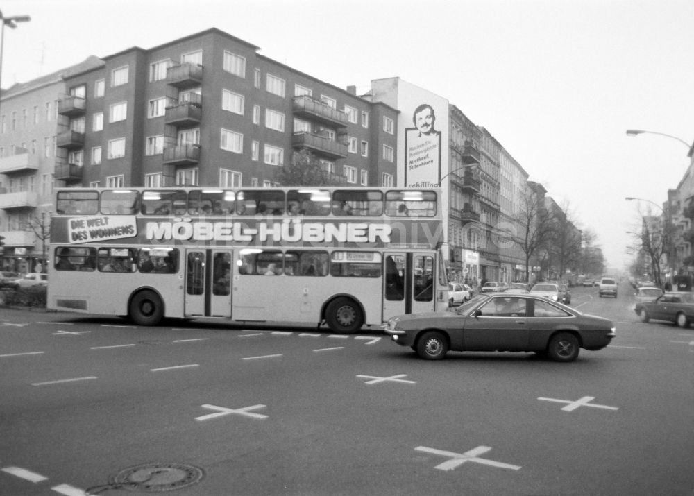 DDR-Fotoarchiv: Berlin - Menschen aus West und Ost kurz nach der Wende in Westberlin