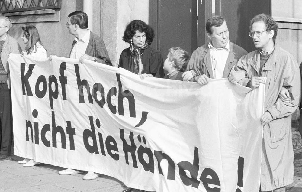 Potsdam: Menschenkette in Potsdam-Babelsberg gegen Ausländerhaß 26.09.1992