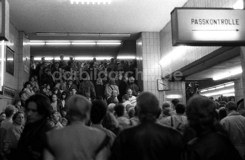 DDR-Fotoarchiv: Berlin - Menschenmassen im Bahnhof Friedrichstraße